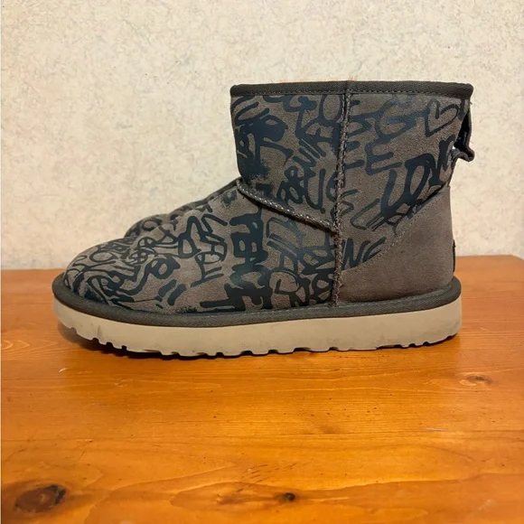 UGG Classic Street Graffiti Mini Ankle Boot EUC Womens Size 9 SN1105443 - Picture 3 of 11